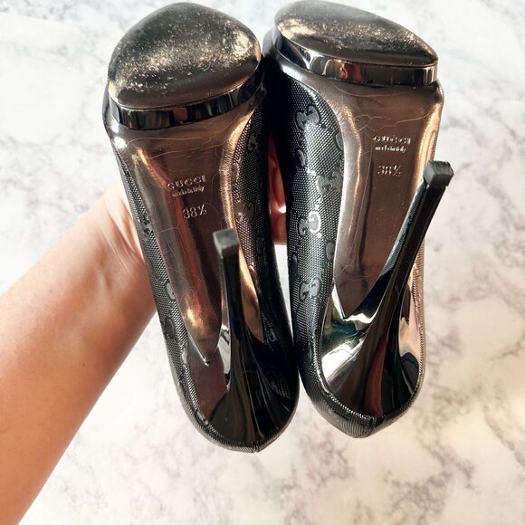 Gucci GG Imprime Black Leather Chain Charm Pumps - Picture 11 of 15